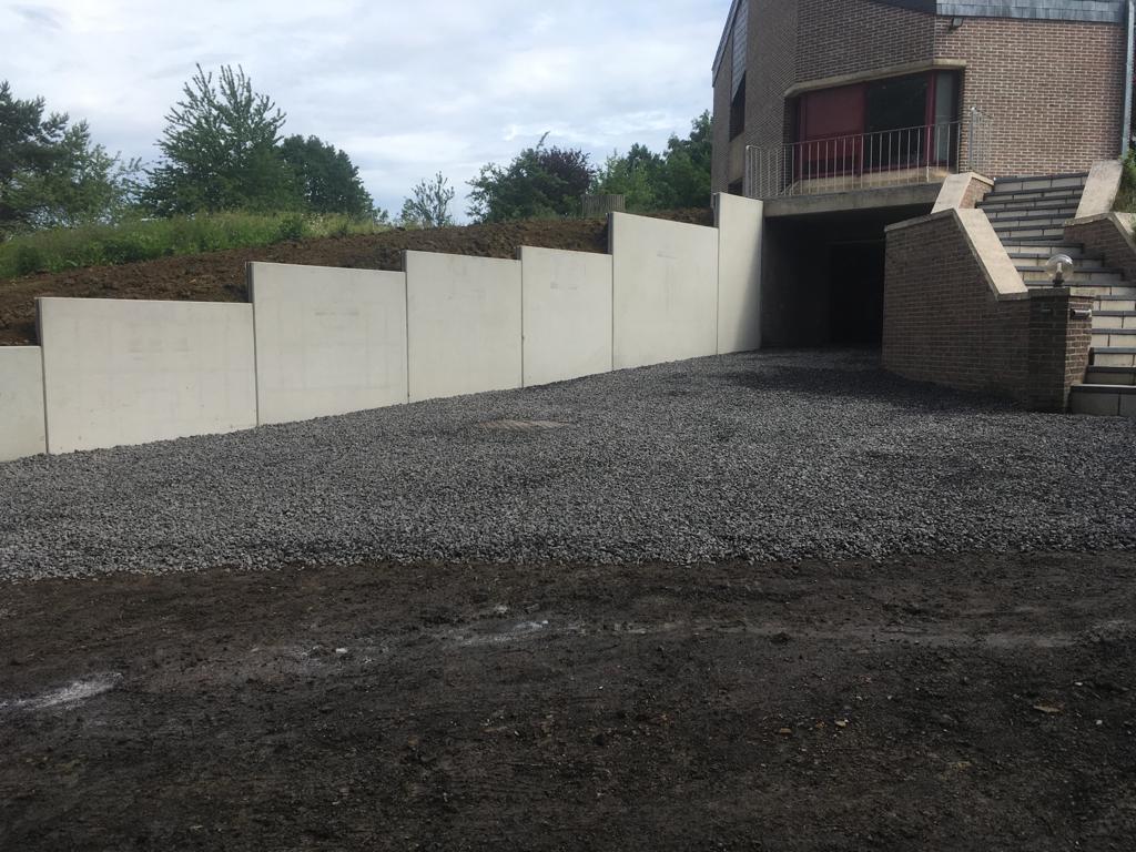 Aménagements des abords - voies d’accès - garage - élément en forme de L en béton - terrassement - Mouscron