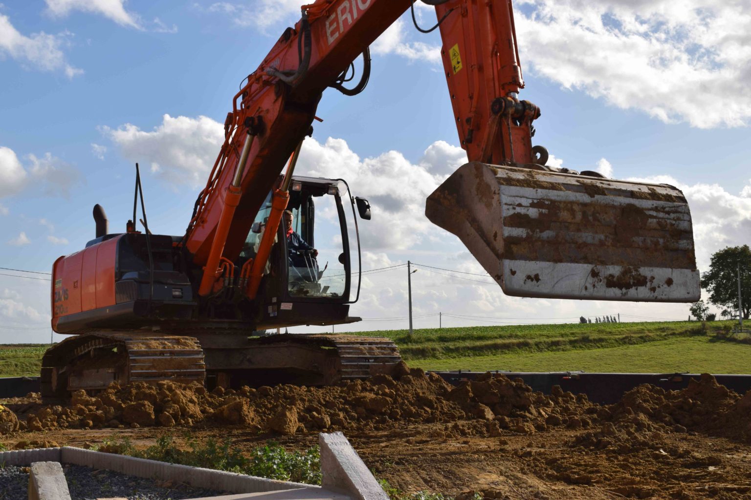 Tout travaux grue pelleteuse tractopelle pelle mécanique - Entreprise de terrassement - creuser les fondations - Tournai - Mons - Dour - Mouscron - Perulwez - Charleroi - Soignies