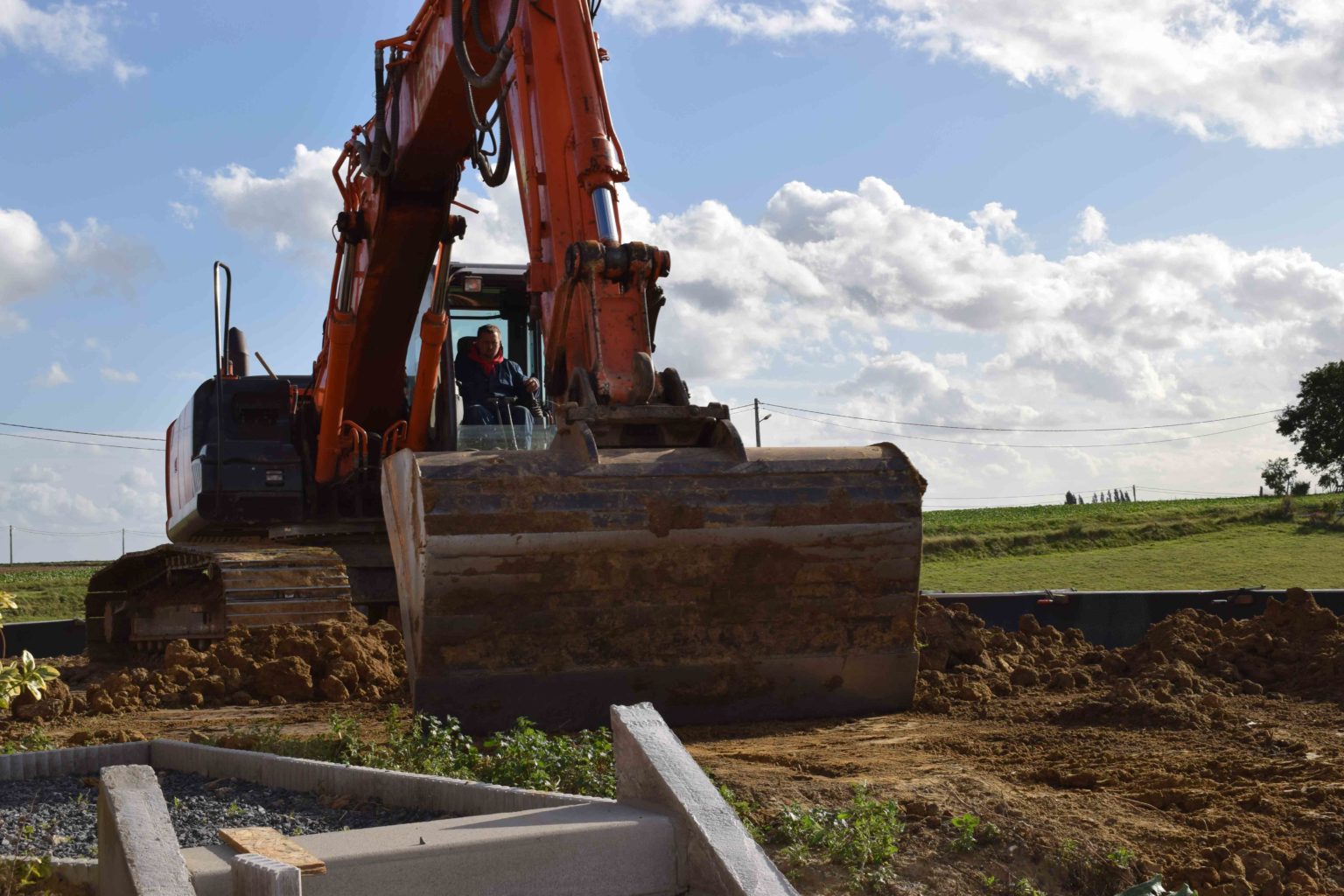 Travaux de terrassement  - grue -  pelleteuse -  tractopelle  - pelle mécanique - Entreprise de terrassement - creuser les fondations - Tournai - Mons - Dour - Mouscron - Perulwez - Charleroi
